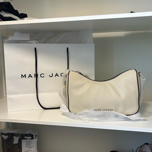Marc Jacobs convertible shoulder hobo bag/purse with logo strap in marshmallow - Picture 3 of 12